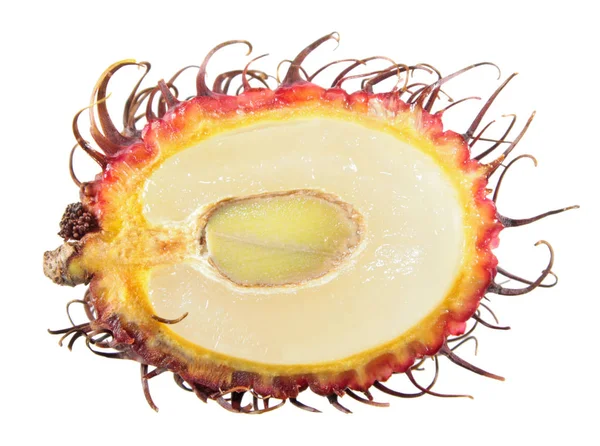 Rambutan fruta cortada por la mitad dentro de la sección longitudinal aislado sobre fondo blanco — Foto de Stock