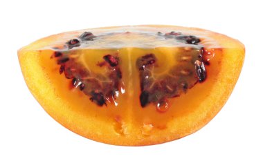 Beyaz arka plan üzerinde izole tamarillo (ağaç domates) meyve dilim