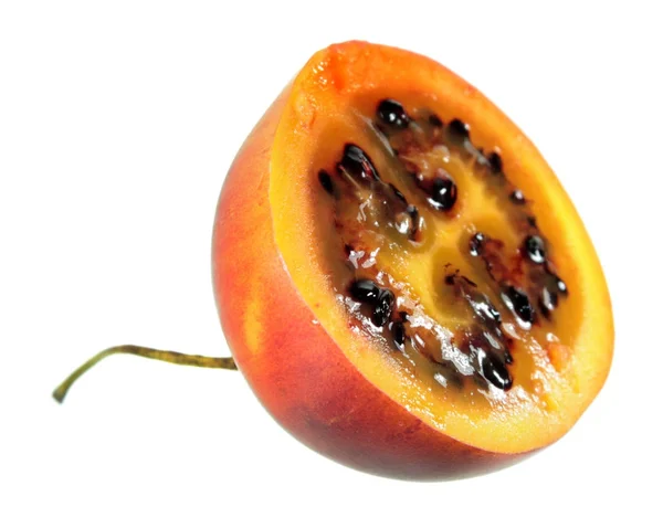 Potongan buah tamarillo (tomat pohon) yang diisolasi pada latar belakang putih — Stok Foto