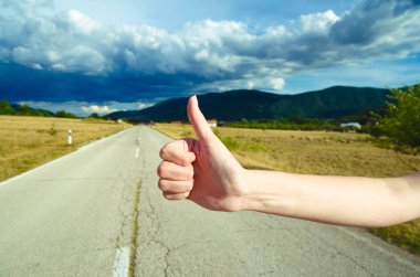 Yolda otostop göstermek insanlar