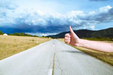 gezi, seyahat, jest ve insanlar kavramı - hitchhikin kadın