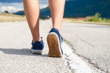 Arka yan görünüm yakından atış koşu ayakkabıları r ile ayak