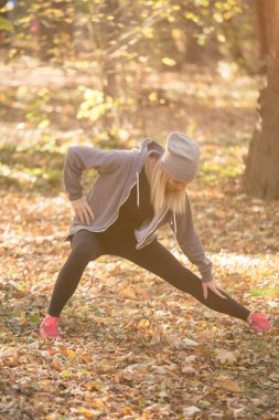 Isınma ve germe bacakları çalıştırmadan önce sarışın atlet