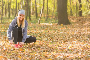 Sevimli kadın önce koşu ayakkabılarını bağlama