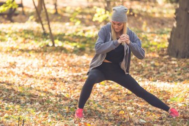 Isınma ve germe bacaklar runn önce kadın sarışın atlet