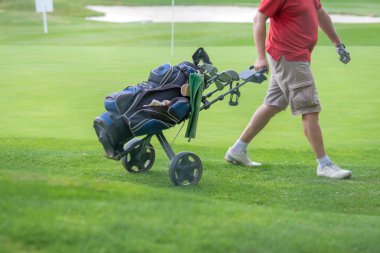 adam çekme golf çantası trundler üzerinde