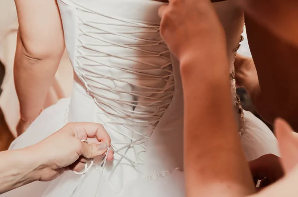Braut am Hochzeitstag anziehen — Stockfoto