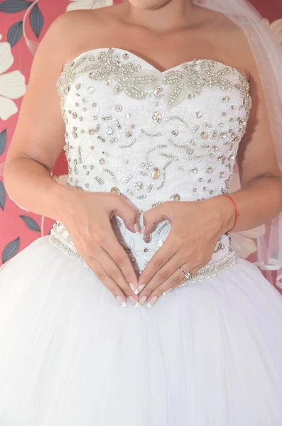 Les mains de la mariée en forme de cœur — Photo