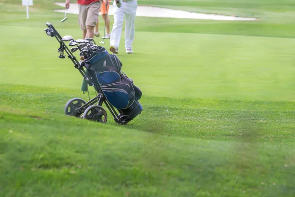 Mavi bir golf çantası ve golf sahası üzerinde trundler — Stok fotoğraf