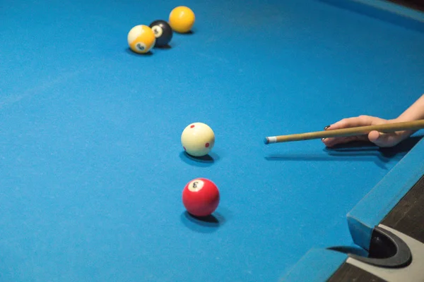 Femme joue au billard — Photo