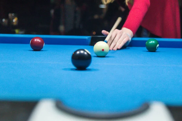 Die Frau spielt Billard — Stockfoto