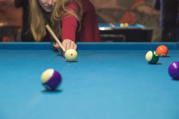 Une fille joue au billard au club — Photo