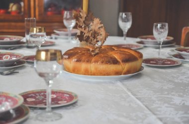 Noel ekmek, mum, ağaç ve gözlük şarap için. Ortodoks bedeni