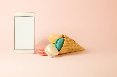 Renkli macarons dondurma koni ve boş sc ile smartphone