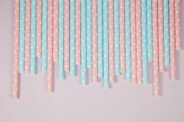 Pembe ve mavi polka dot payet pembe arka plan üzerinde