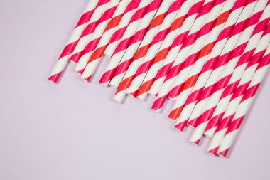 Pembe arka plan üzerinde kırmızı ve turuncu çubuk