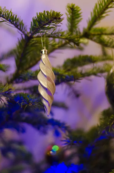 Primer plano de las decoraciones grises del árbol de Navidad —  Fotos de Stock