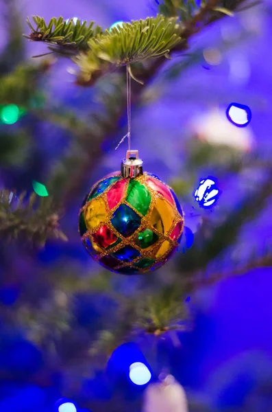 Primo piano di colorate decorazioni dell'albero di Natale — Foto Stock