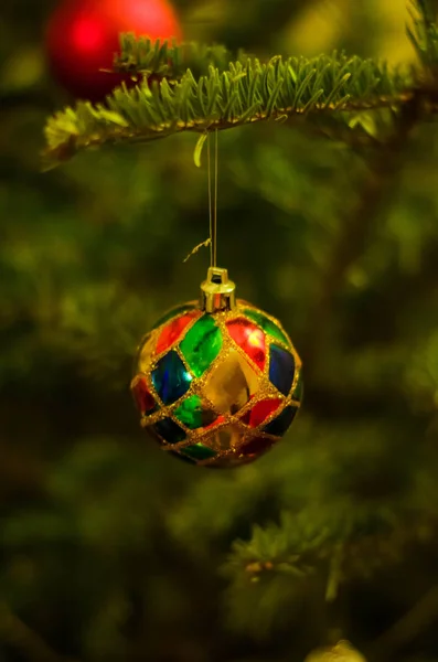 Πολύχρωμο χριστουγεννιάτικο δέντρο διακοσμήσεις σε κοντινό πλάνο — Φωτογραφία Αρχείου
