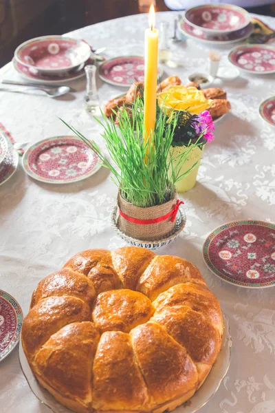 Ortodoxa julen på bordet. Jul bröd, ljus och whe — Stockfoto