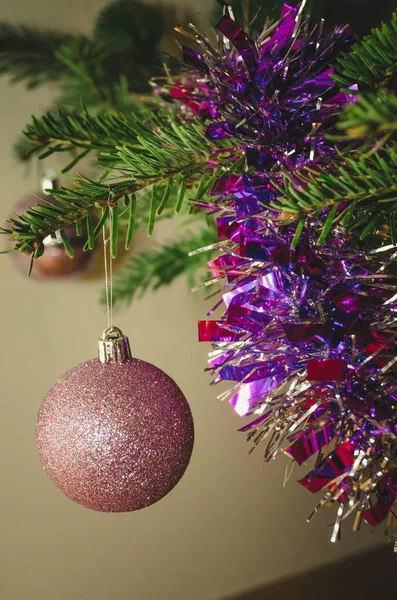 Close up van paarse kerstboom decoraties — Stockfoto