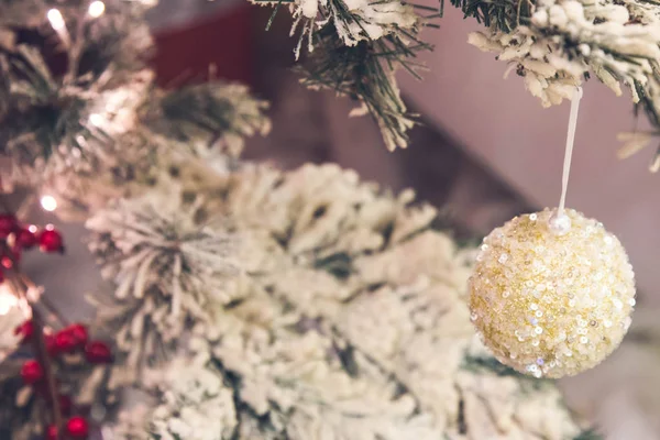 Primer plano de las decoraciones de árboles de Navidad de oro —  Fotos de Stock