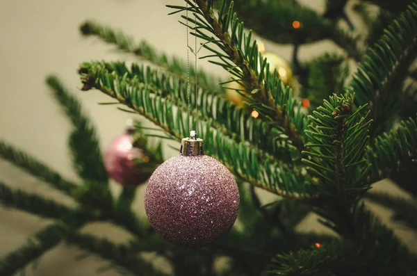 Close up de decorações de árvore de Natal roxo — Fotografia de Stock