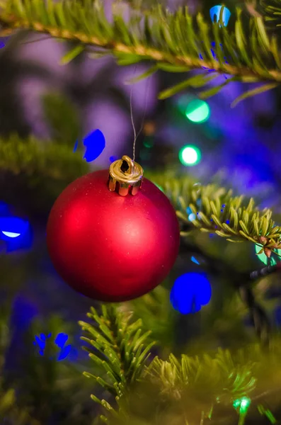 Közelkép a vörös karácsonyfa díszek — Stock Fotó