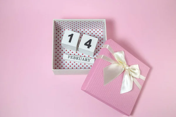 Dřevěný kalendář v růžové krabičky na růžovém pozadí. Lov — Stock fotografie