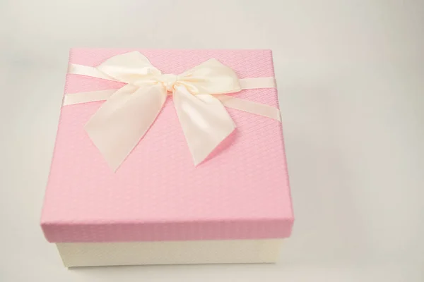 Růžová dárková krabice izolované na bílém pozadí — Stock fotografie