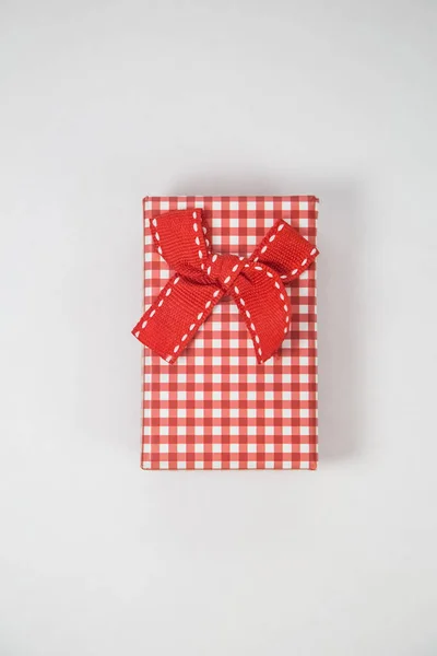 Červená dárková krabice izolované na bílém pozadí — Stock fotografie