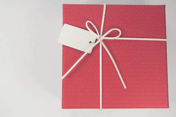 Vista superior da caixa de presente vermelho com gravata no fundo branco. Espaço para — Fotografia de Stock