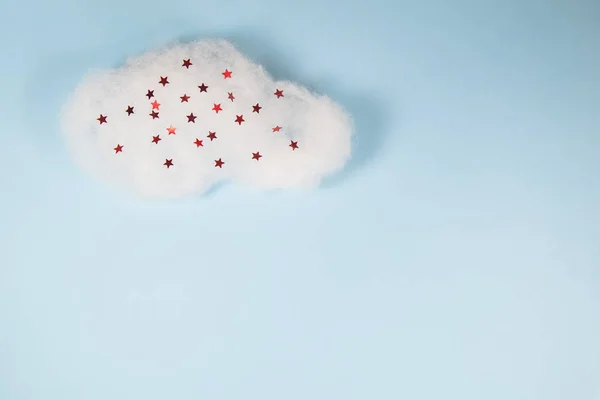 Хмара з вати з білої червоної зірки на синьому фоні . — стокове фото