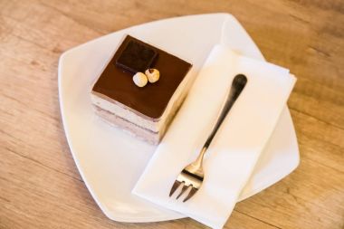 Çatal ve plaka restoran içinde ev yapımı kek parçası ile. Kapat 