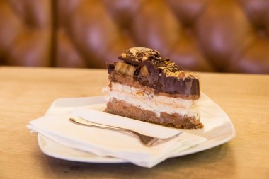 Çatal ve restaura ev yapımı çikolatalı kek parçası ile plaka
