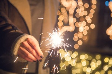 Kadın el maytap bokeh adam karşı tutarak yakın çekim