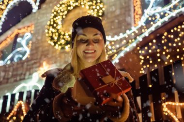 Sihirli bir Noel hediyesi olarak açan güzel bir kızın portresi