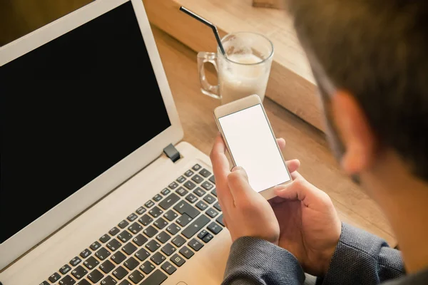 Бізнесмен використовує порожній екран смартфон і ноутбук на дерев'яному — стокове фото