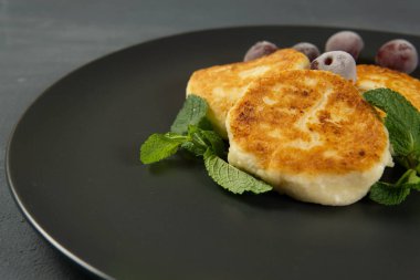 Koyu tabakta süzme peynirli krep.