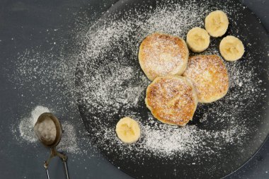 Koyu tabakta süzme peynirli krep.