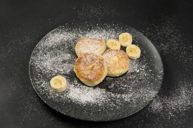 Koyu tabakta süzme peynirli krep.