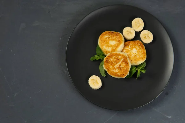 Koyu tabakta süzme peynirli krep.