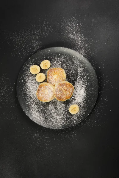 Koyu tabakta süzme peynirli krep.