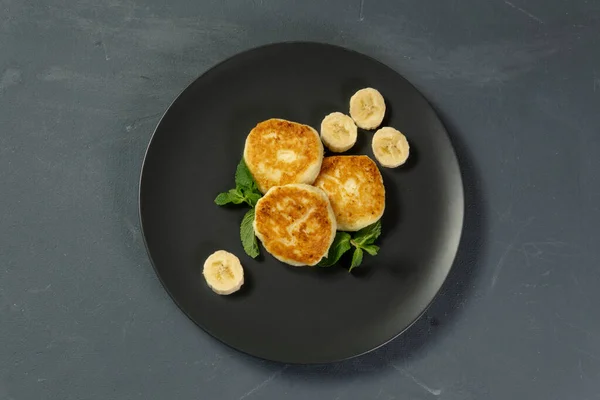 Koyu tabakta süzme peynirli krep.