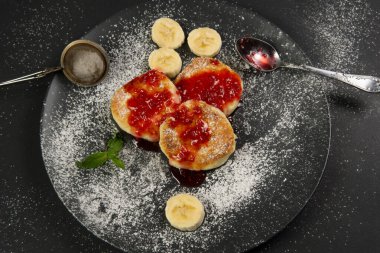 Koyu tabakta süzme peynirli krep.