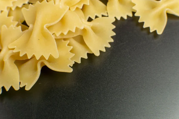 Hintergrund einiger Farfalle Pasta in Form von Bögen. Muster — Stockfoto