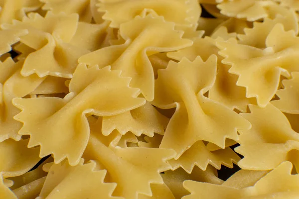 Fiyonk şeklinde biraz farfalle makarnasının arka planı. desen