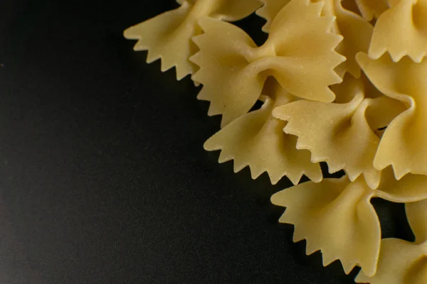 Hintergrund einiger Farfalle Pasta in Form von Bögen. Muster — Stockfoto