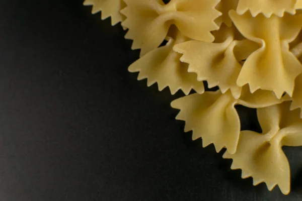 Hintergrund einiger Farfalle Pasta in Form von Bögen. Muster — Stockfoto