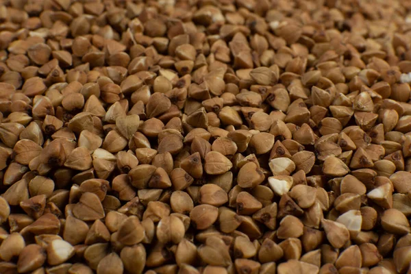 Sfondo e consistenza del grano saraceno. Grano saraceno arrosto. Guarnire. Ingrediente. Prodotti dietetici . — Foto Stock